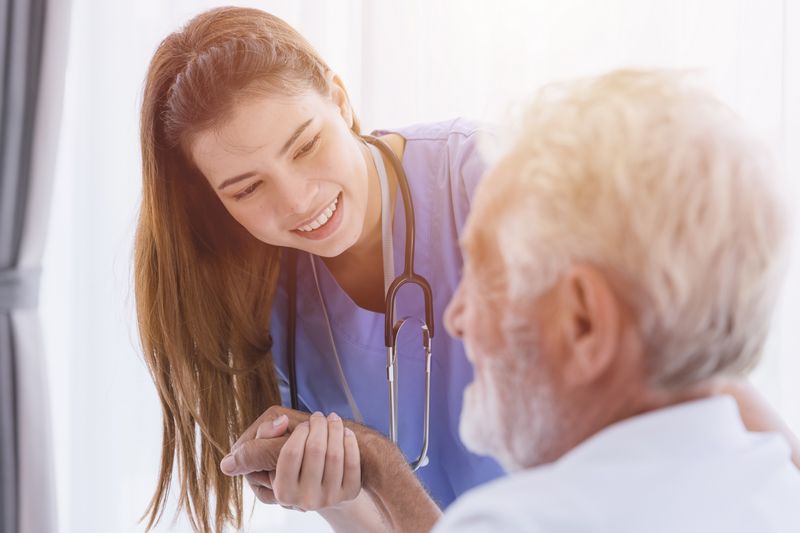 Profesional médica brindando atención compasiva a paciente - Biogenik cuidado personalizado